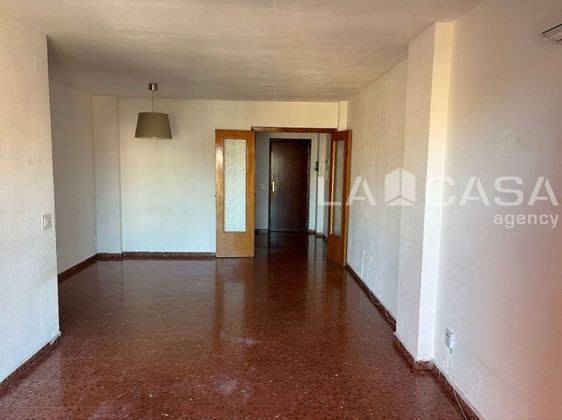 Foto 2 de Venta de piso en Montequinto de 4 habitaciones con terraza y piscina
