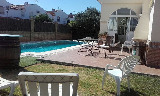 Foto 2 de Chalet en venta en Ayamonte ciudad de 5 habitaciones con terraza y piscina