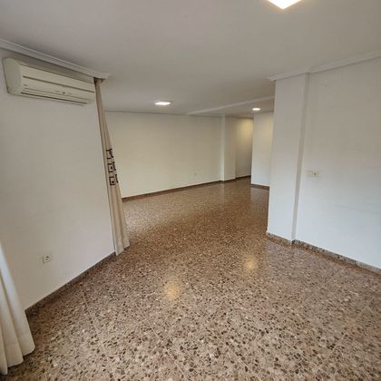 Foto 2 de Piso en alquiler en calle Maximiliano Tous de 4 habitaciones con balcón y aire acondicionado