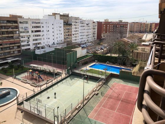 Foto 1 de Piso en venta en calle De la Pianista Empar Iturbi de 5 habitaciones con terraza y piscina