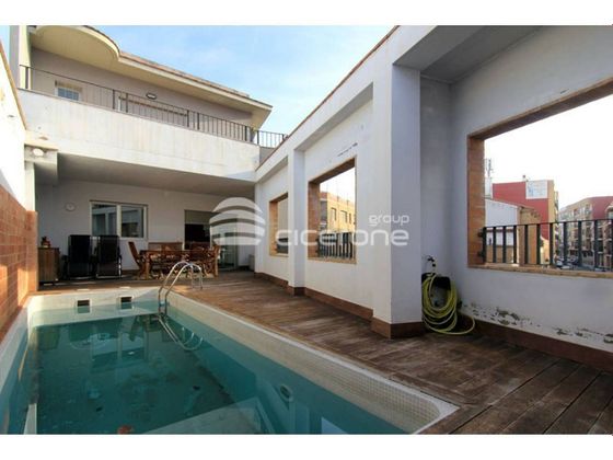 Foto 1 de Venta de casa adosada en Centro Ciudad de 5 habitaciones con terraza y piscina