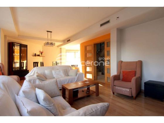 Foto 2 de Casa adossada en venda a Centro Ciudad de 5 habitacions amb terrassa i piscina