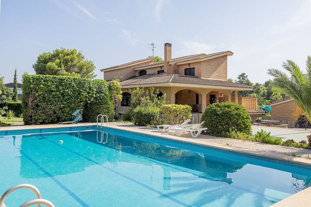Foto 1 de Chalet en venta en Riba-roja de Túria de 6 habitaciones con terraza y piscina