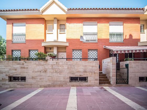 Foto 1 de Casa adossada en venda a calle Cpintor Velazquez de 4 habitacions amb garatge