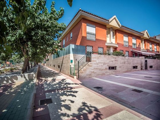 Foto 2 de Casa adossada en venda a calle Cpintor Velazquez de 4 habitacions amb garatge