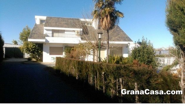 Foto 1 de Casa adossada en venda a calle Ogijares de 4 habitacions amb terrassa i piscina