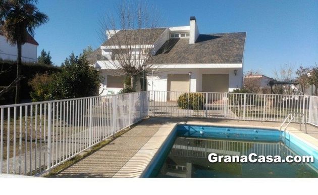 Foto 2 de Casa adossada en venda a calle Ogijares de 4 habitacions amb terrassa i piscina