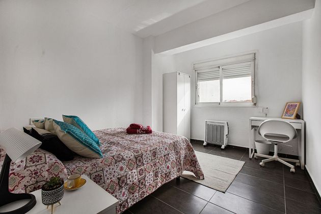 Foto 2 de Piso en alquiler en avenida Blas de Otero de 3 habitaciones con muebles y balcón
