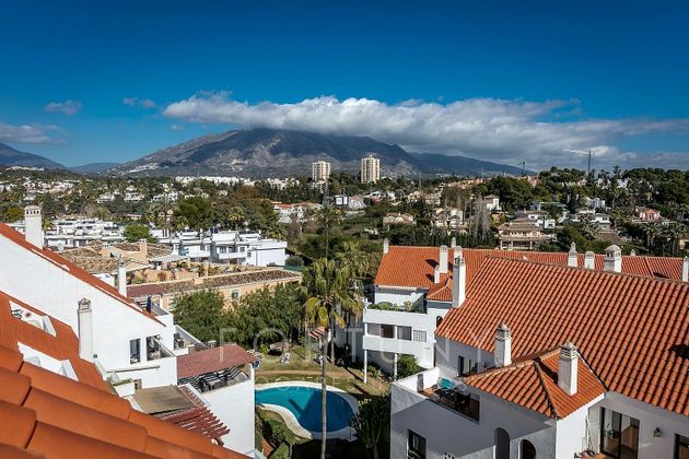 Foto 1 de Àtic en venda a Nueva Andalucía centro de 3 habitacions amb terrassa i piscina