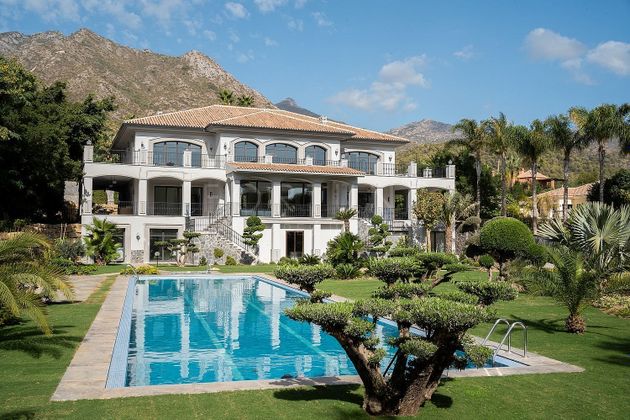 Foto 1 de Chalet en venta en urbanización Sierra Blanca de 6 habitaciones con terraza y piscina
