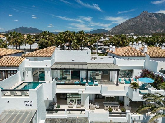 Foto 1 de Àtic en venda a Lomas de Marbella Club - Puente Romano de 6 habitacions amb terrassa i piscina
