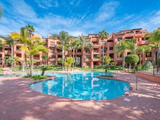 Foto 1 de Ático en alquiler en Los Monteros - Bahía de Marbella de 3 habitaciones con terraza y piscina