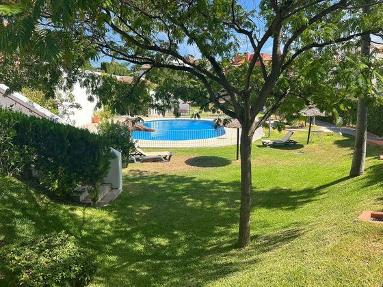 Foto 1 de Venta de casa en Guillena de 5 habitaciones con terraza y piscina