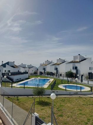 Foto 1 de Venta de chalet en Guillena de 6 habitaciones con terraza y piscina