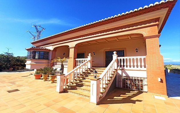 Foto 1 de Chalet en venta en Manilva de 4 habitaciones con terraza y piscina