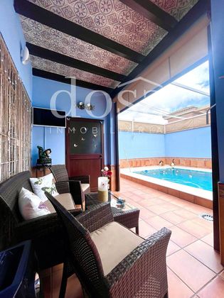 Foto 1 de Venta de casa adosada en Utrera de 4 habitaciones con terraza y piscina