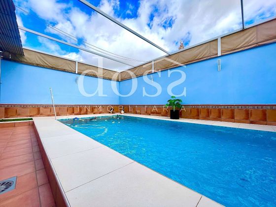 Foto 2 de Casa adossada en venda a Utrera de 4 habitacions amb terrassa i piscina