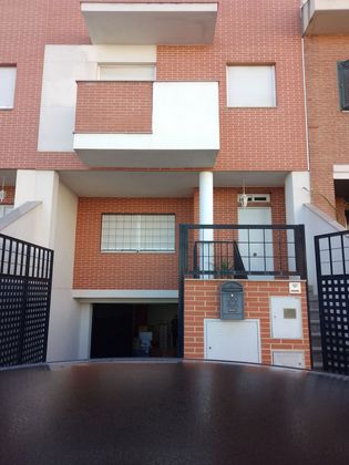 Foto 1 de Casa adossada en venda a Renfe - Bulevar 1º y 2º Fase de 6 habitacions amb terrassa i balcó