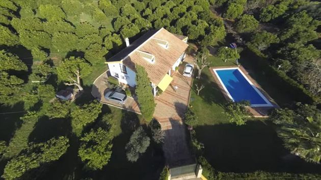 Foto 2 de Venta de chalet en Coria del Río de 5 habitaciones con piscina y garaje