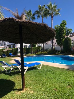 Foto 1 de Casa adosada en alquiler en urbanización Los Naranjos de Marbella de 3 habitaciones con terraza y piscina