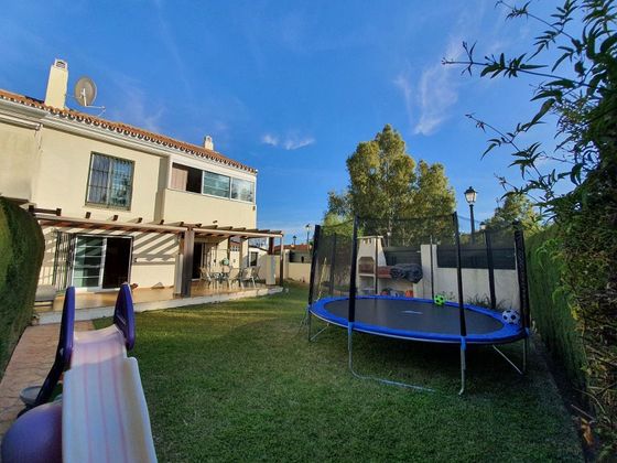 Foto 1 de Venta de casa adosada en calle Sirio de 3 habitaciones con terraza y piscina