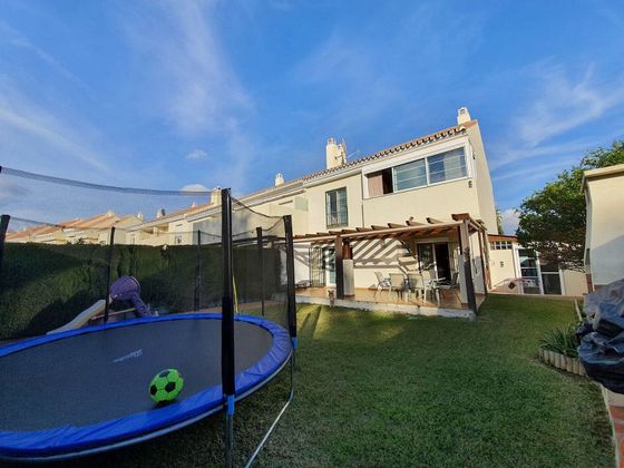 Foto 2 de Casa adossada en venda a calle Sirio de 3 habitacions amb terrassa i piscina