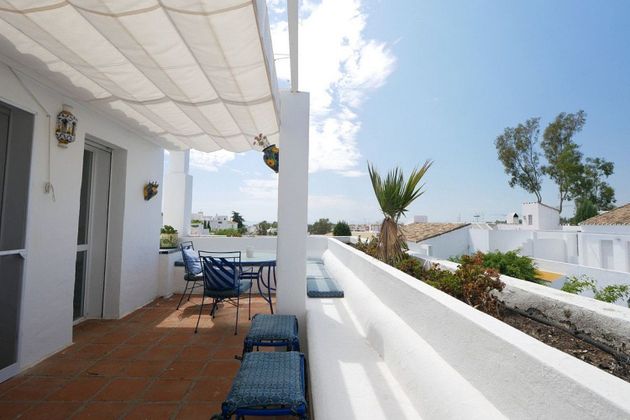 Foto 1 de Casa adossada en venda a calle Rafael Alberti de 3 habitacions amb terrassa i piscina