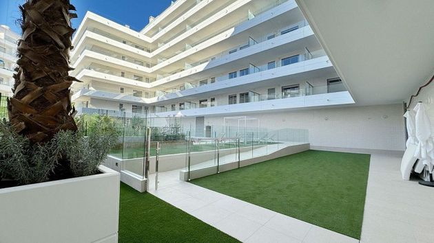 Foto 2 de Venta de piso en avenida Miguel de Cervantes de 2 habitaciones con terraza y piscina