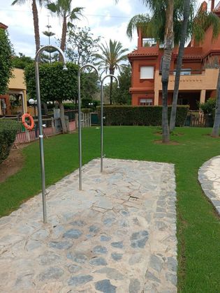 Foto 2 de Piso en alquiler en calle Reserva de Marbella de 2 habitaciones con terraza y piscina