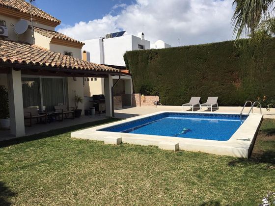 Foto 1 de Xalet en lloguer a urbanización Rodeo de 4 habitacions amb terrassa i piscina