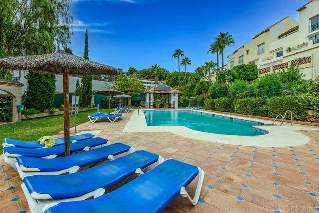 Foto 2 de Pis en venda a urbanización Los Pinos de Aloha de 2 habitacions amb terrassa i piscina