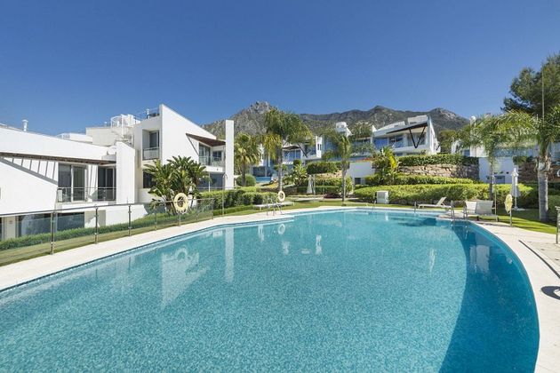 Foto 1 de Casa adossada en venda a urbanización Lugar Sierra Blanca de 3 habitacions amb terrassa i piscina