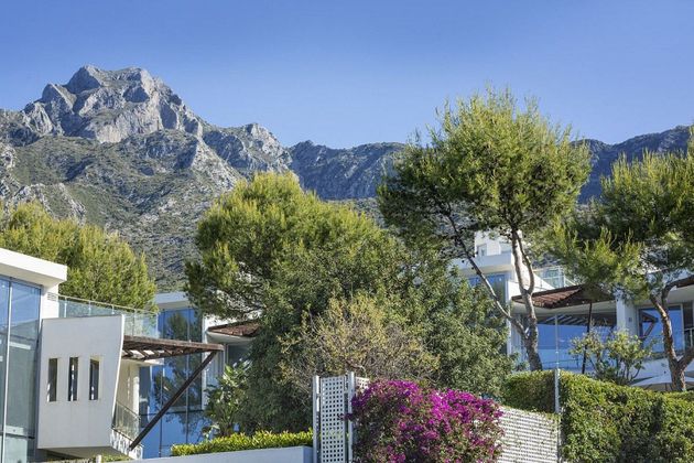 Foto 2 de Casa adossada en venda a urbanización Lugar Sierra Blanca de 3 habitacions amb terrassa i piscina