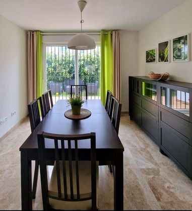Foto 2 de Casa adosada en alquiler en urbanización Los Naranjos de Marbella de 3 habitaciones con terraza y piscina