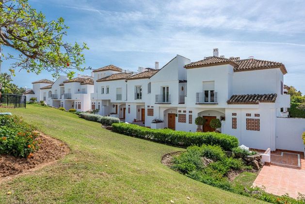 Foto 2 de Casa adossada en venda a calle Las Aguilas de 3 habitacions amb terrassa i piscina