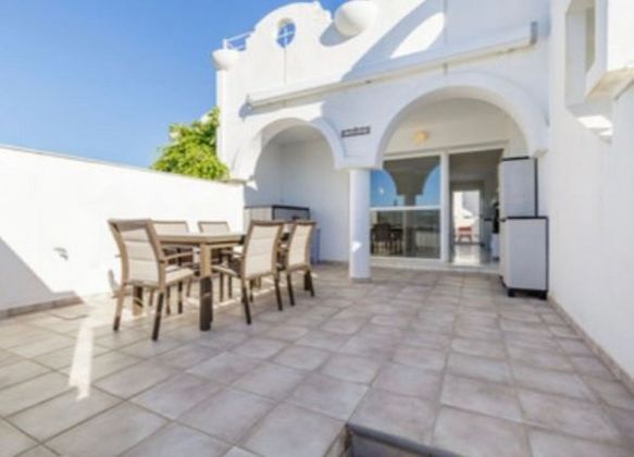 Foto 1 de Ático en alquiler en avenida La Reserva de Marbella de 2 habitaciones con terraza y piscina