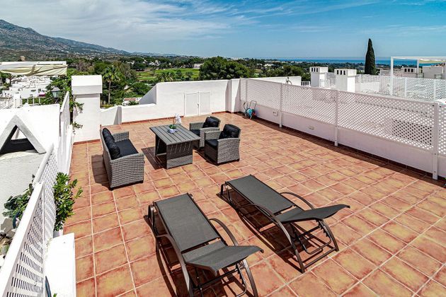 Foto 2 de Dúplex en venda a Los Naranjos - Las Brisas de 4 habitacions amb terrassa i balcó