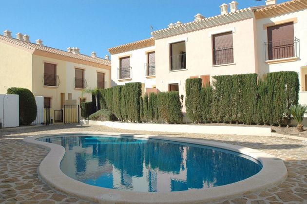 Foto 1 de Casa adossada en venda a calle Principe de Asturias de 2 habitacions amb terrassa i piscina