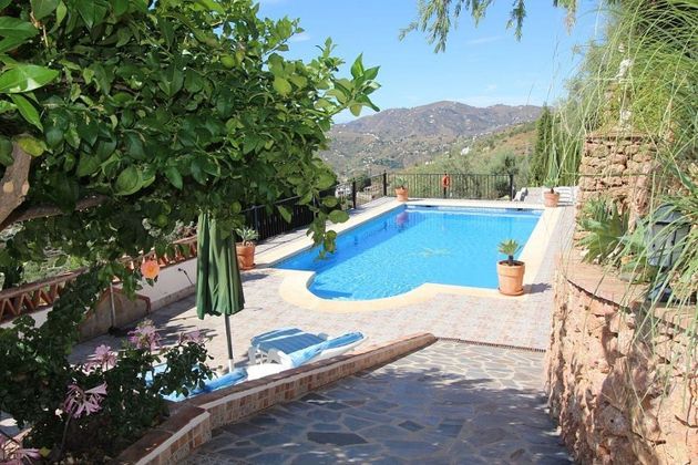 Foto 1 de Chalet en venta en Frigiliana de 7 habitaciones con piscina y jardín