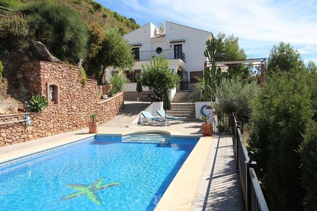 Foto 2 de Xalet en venda a Frigiliana de 7 habitacions amb piscina i jardí