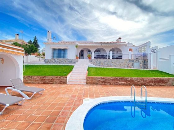 Foto 2 de Venta de chalet en Caleta de Vélez de 3 habitaciones con terraza y piscina