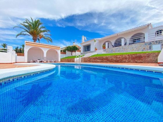 Foto 1 de Venta de chalet en Caleta de Vélez de 3 habitaciones con terraza y piscina