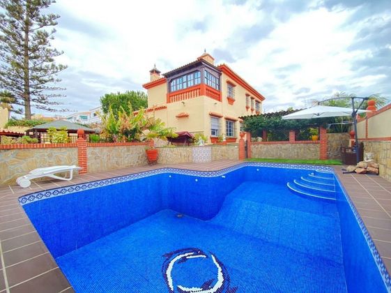 Foto 2 de Venta de casa en El Tomillar de 5 habitaciones con piscina y garaje