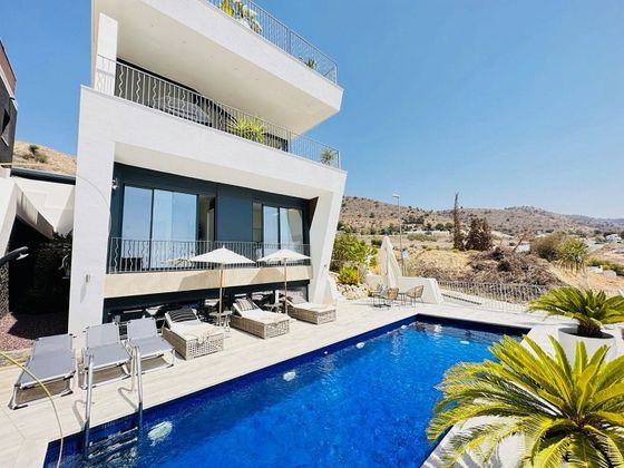 Foto 2 de Chalet en venta en Nueva Nerja - Burriana de 4 habitaciones con terraza y piscina