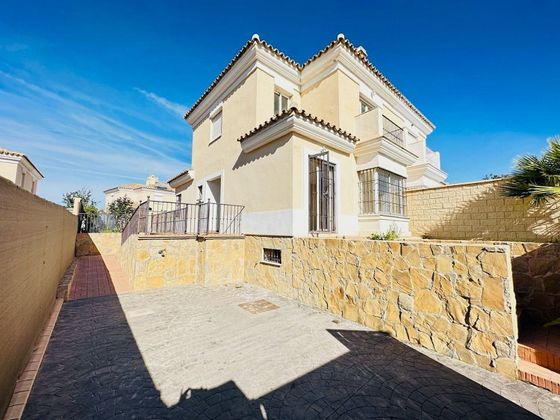Foto 2 de Chalet en venta en Viña Málaga de 3 habitaciones con terraza y garaje