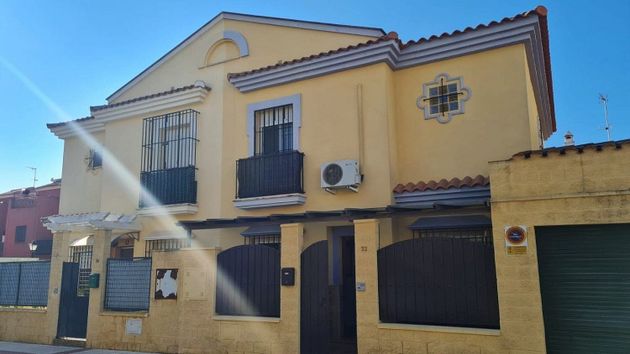 Foto 1 de Casa en venda a Bollullos de la Mitación de 4 habitacions amb garatge i balcó