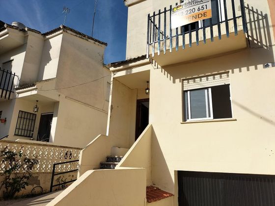 Foto 2 de Casa adossada en venda a calle Navarra de 4 habitacions amb terrassa i garatge