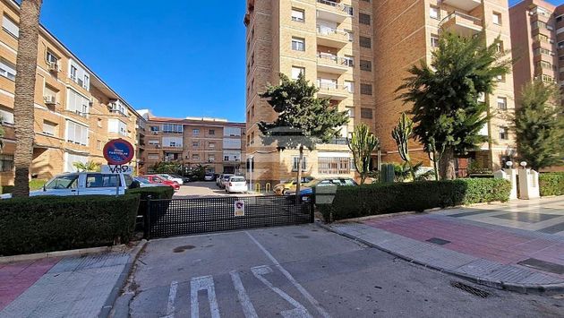 Foto 2 de Piso en venta en calle Alfonso X El Sabio de 4 habitaciones con jardín y balcón