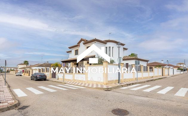 Foto 1 de Xalet en venda a Villamanrique de la Condesa de 6 habitacions amb terrassa i piscina
