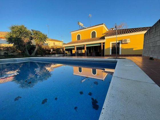 Foto 2 de Xalet en venda a Palomares del Río de 7 habitacions amb piscina i garatge